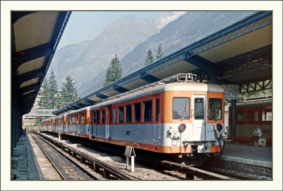 SNCF Treibzge X600 mit Beiwagen warten in Chamonix auf die Abfahrt. 
Analoges Bild vom Sommer 1985