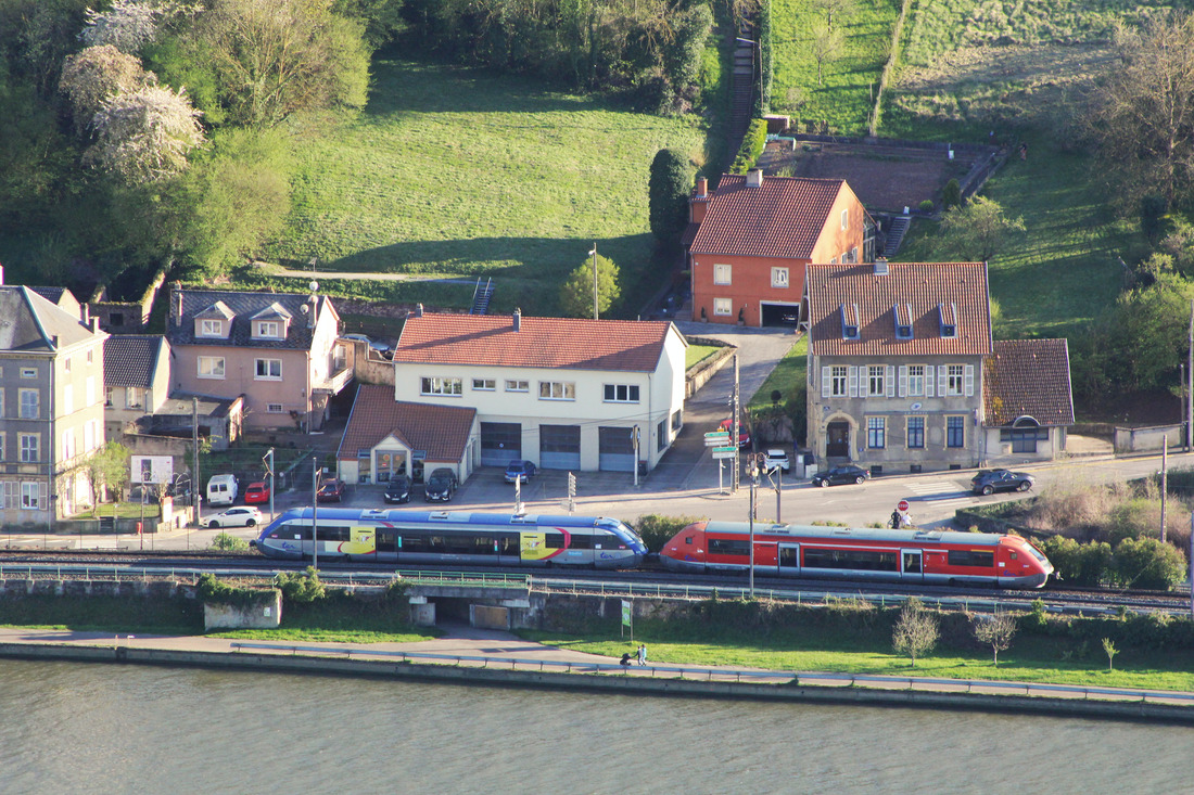 SNCF X 73900er-Doppel // Sierck-les-Bains (aufgenommen vom gegenüber befindlichen Stromberg) // 16. April 2022
