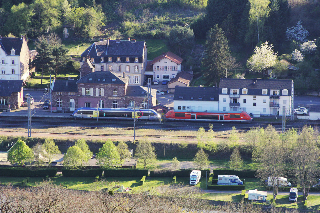 SNCF X 73900er-Doppel // Sierck-les-Bains (aufgenommen vom gegenüber befindlichen Stromberg) // 16. April 2022