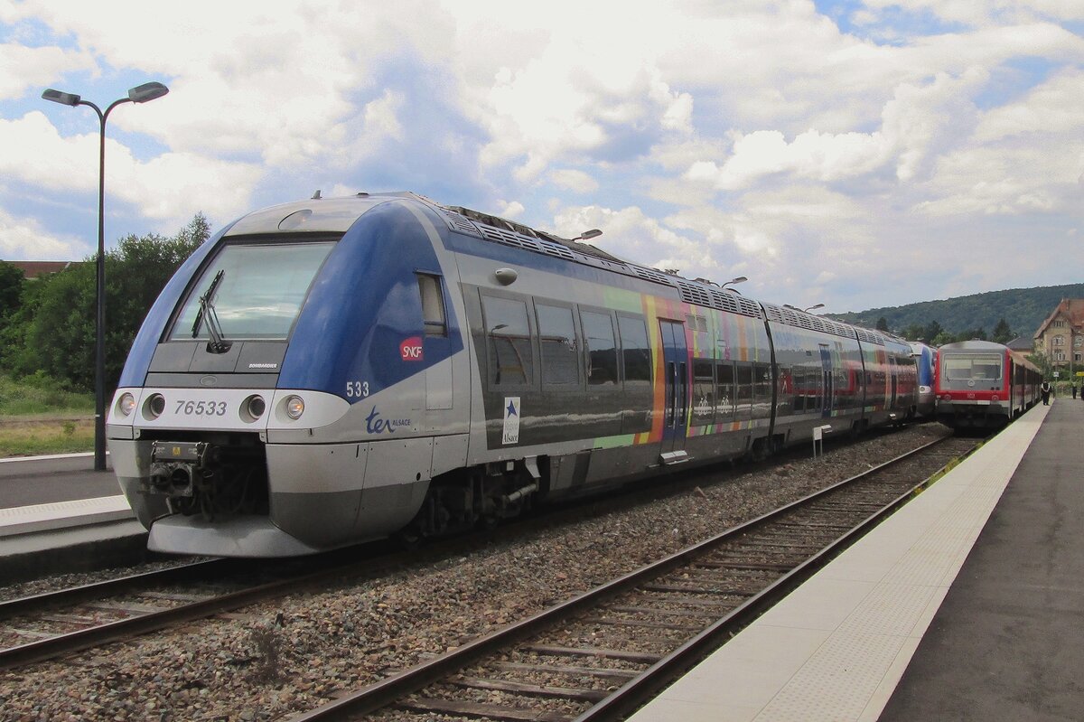 SNCF X-76533 steht am 1 Juni 2014 in Wissembourg für ein Dienst nach Strasbourg.