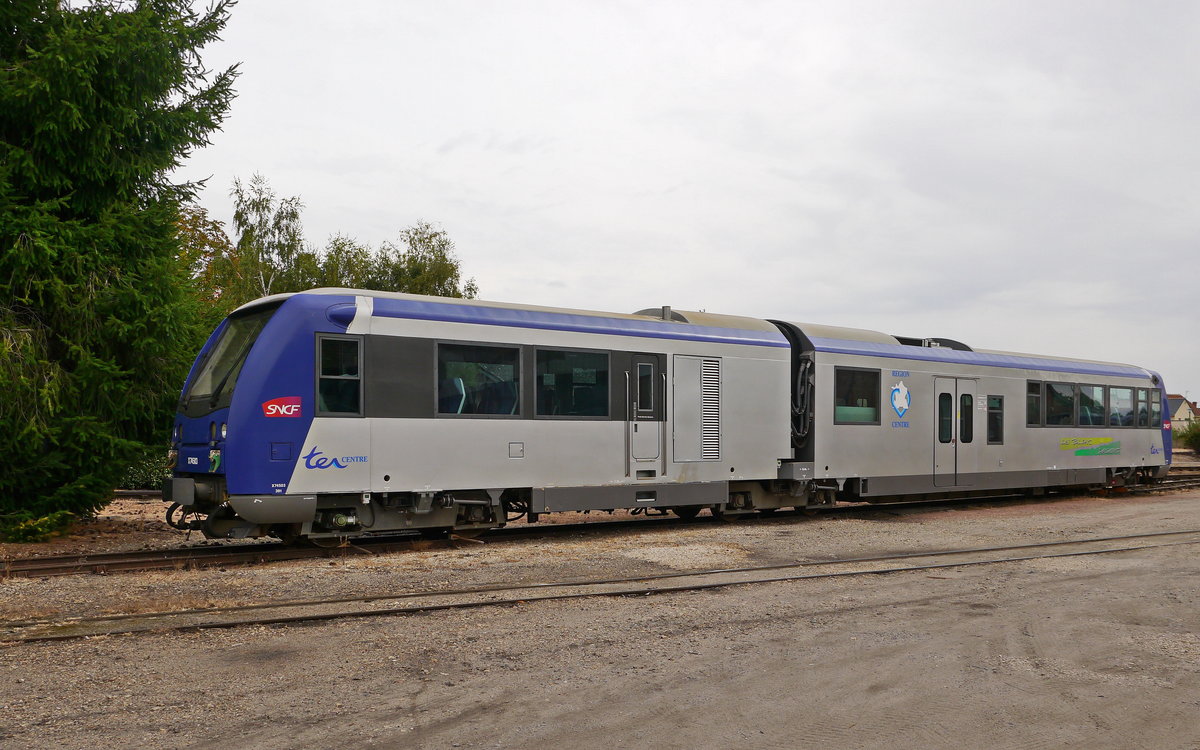 SNCF-X74503 Dieseltriebzug. Der Meterspurzug der Baureihe X74500 wurde 2002 vom Hersteller CFD in Bagnères-de-Bigorre gebaut.
Romorantin ist der Betriebsmittelpunkt der Meterspurstrecke der Chemin de fer du Blanc-Argent im Zentrum Frankreichs. Hier beginnen und enden die meisten Züge in beide Richtungen.Die Betriebsführung hat die SNCF-Tochter Keolis. 

2014-09-17 Romorantin