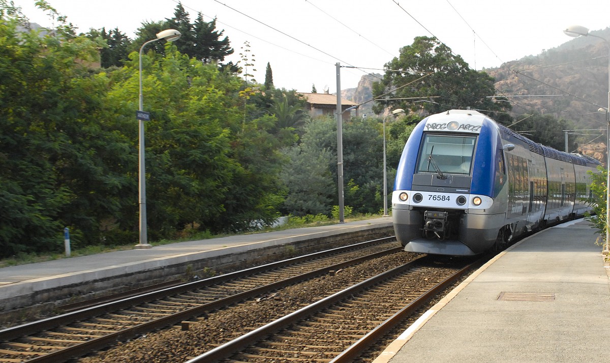 SNCF X76584 am Bahnhof Anthéor-Cap Roux (Côte d'Azur). Aufnahmedatum: 21. Juli 2015.
