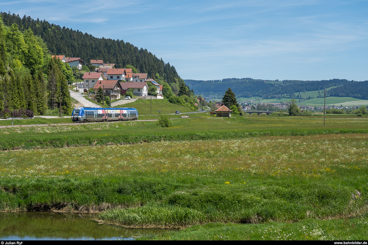 SNCF X76674 am 1. Juni 2019 zwischen Morteau und Gilley auf dem Weg nach Besançon.