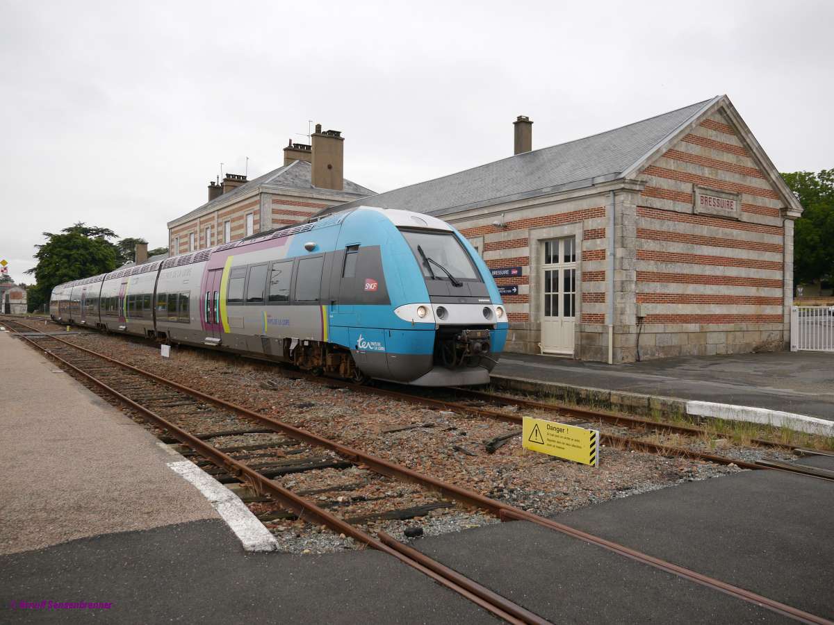 SNCF-X76806 ist unterwegs als nur saisonal verkehrender TER859081 von Saumur nach Les Sables d´Olonne am Meer.

2014-07-19  Bressuire 