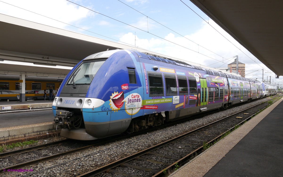 SNCF X76820 (und dahinter X76831). Der Triebwagen des Typs AGC-XGC ist mit einer bunten Werbung fr die Carte Jeunes (Jugendkarte) der Rgion Auvergne recht auffllig dekoriert.
2014-07-21 Clermont-Ferrand 
