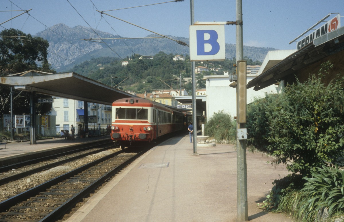 SNCF XR 8333 im Bahnhof Menton (Menton Gare SNCF) im Juli 1981.