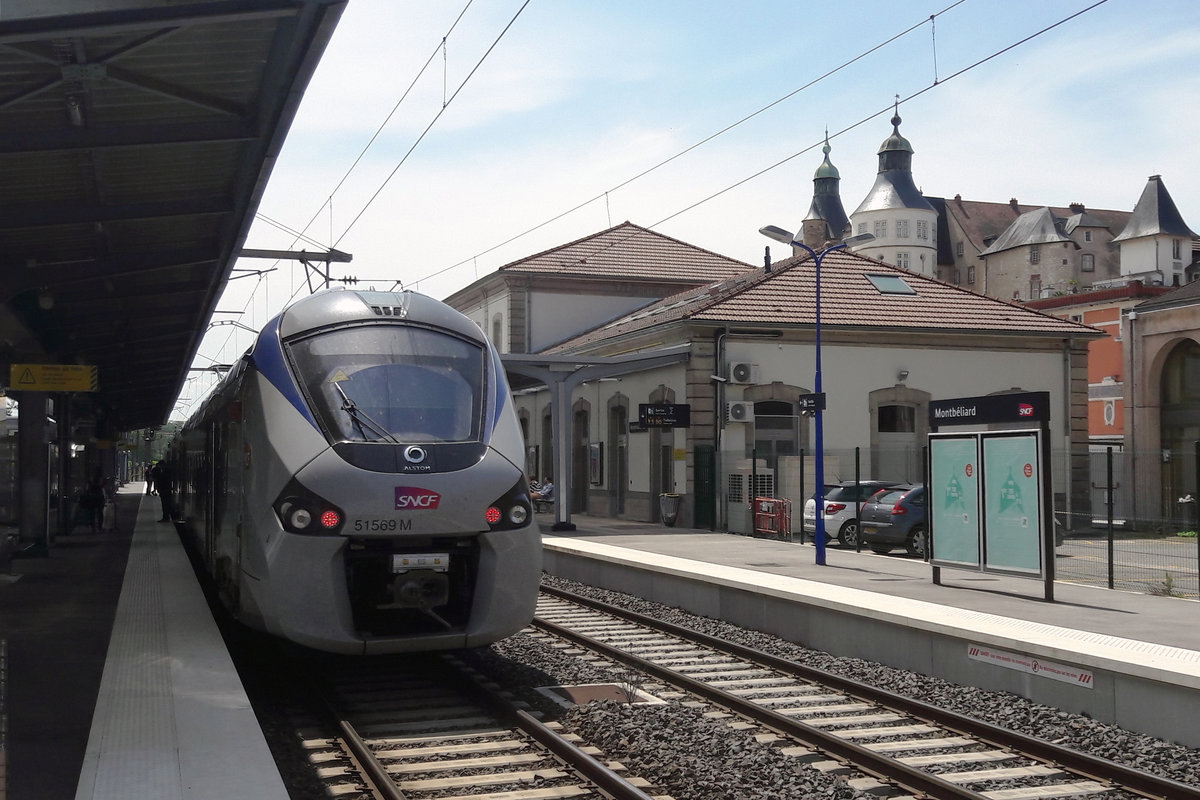 SNCF-Z51569-M bei einem Zwischenhalt im GARE DE MONT BELIARD am 3. Juni 2018.
Foto: Walter Ruetsch