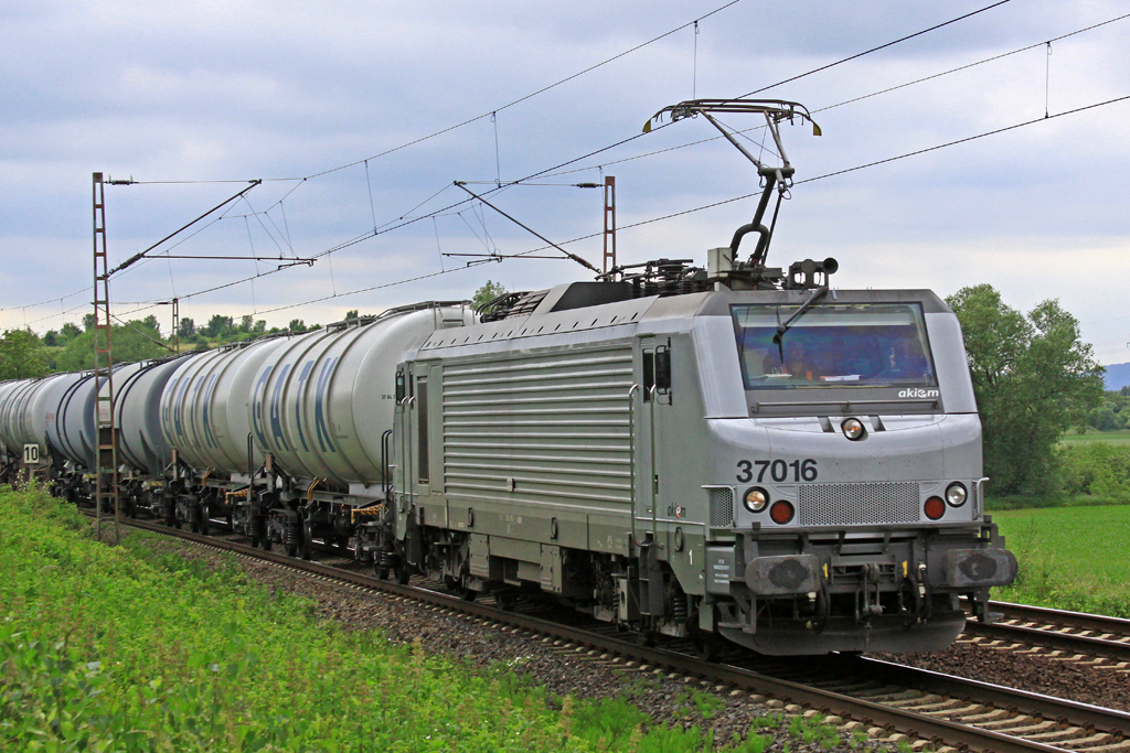SNCF/AKIEM  BB 37016 (Alstom Prima EL3U/4) am 16.06.2015  15:47 mit Kesselwagen nördlich von Salzderhelden in Richtung Kreiensen
