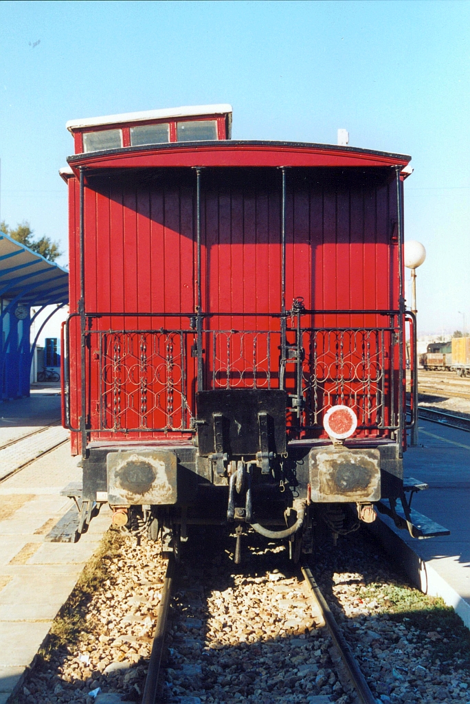 SNCFT YDP-6705 am Morgen des 29.Dezember 2001 im Gare de Metlaoui. Der Wagen ist Teil des Touristenzuges  Lézard Rouge  (französisch Rote Eidechse) und war ursprünglich im Besitz des Bey von Tunis. (Fotoscan)