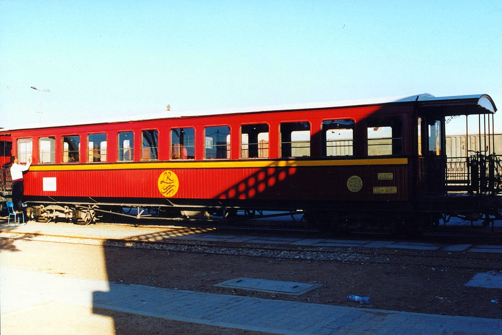 SNCFT YL-5031 am Morgen des 29.Dezember 2001 im Gare de Metlaoui. Der Wagen ist Teil des Touristenzuges  Lézard Rouge  (französisch Rote Eidechse) und war ursprünglich im Besitz des Bey von Tunis. (Fotoscan)