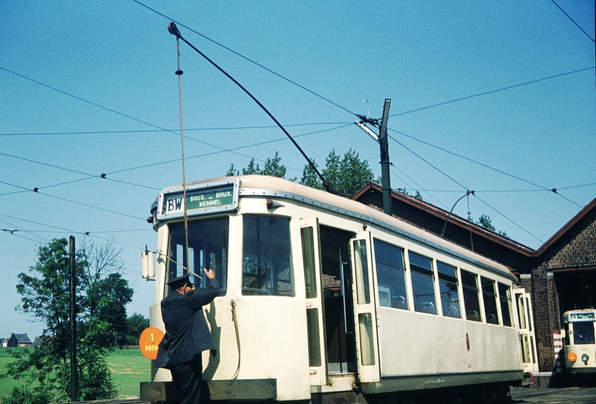 SNCV Br�ssel__Tw auf Linie 'BW' mit Tf beim Einf�deln des Trolleys vor der Wagenhalle in Wemmel.__13-08-1974