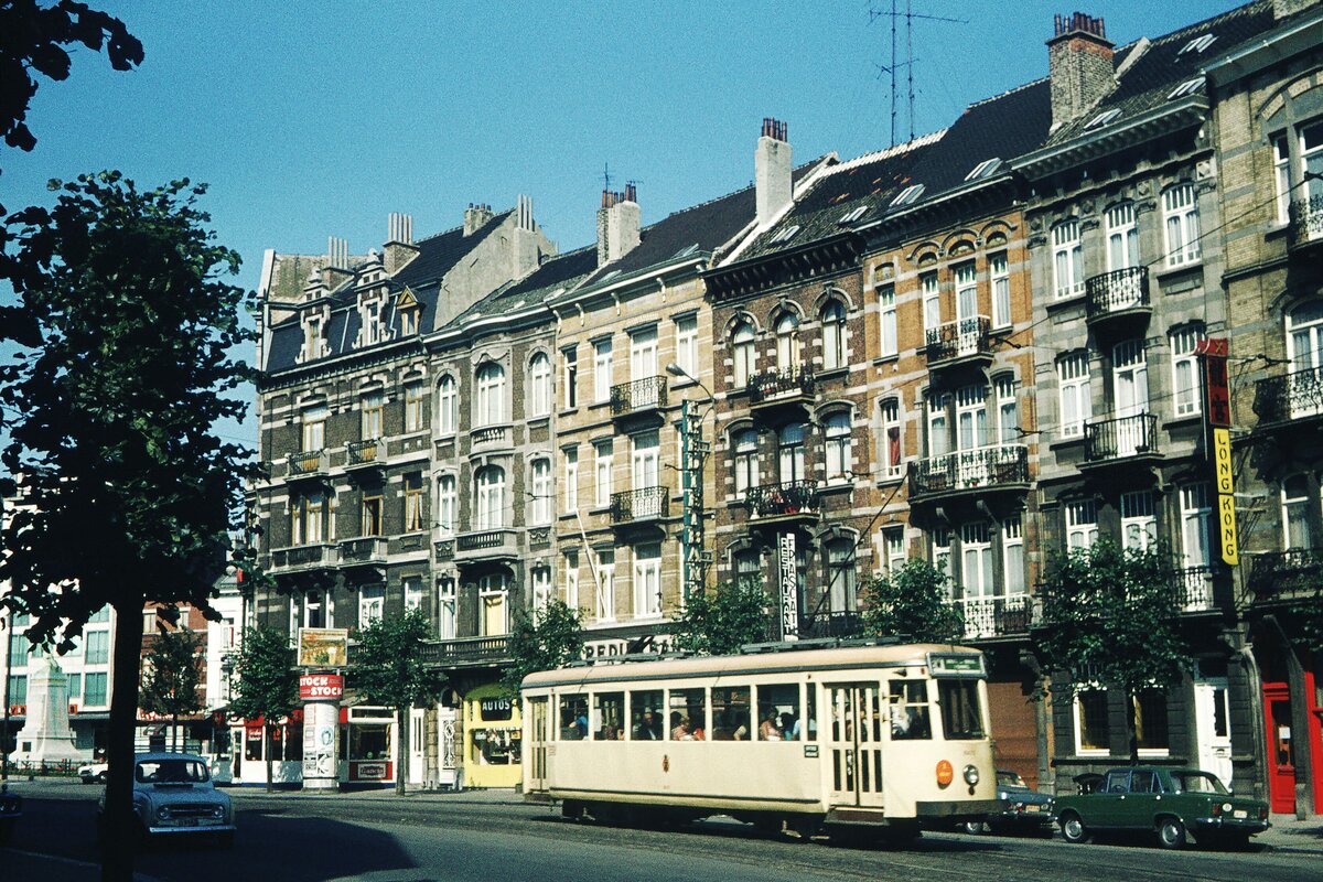 SNCV Br�ssel__Tw der Linie 'BW' (Br�ssel - Wemmel) vor B�rgerh�usern in Br�ssel.__13-08-1974