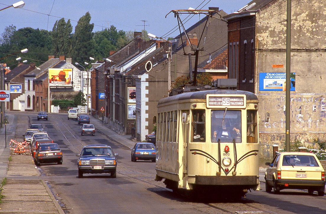 SNCV Tw 9120 erreicht das Zentrum von Courcelles, Rue Winston Churchill, 16.06.1987.