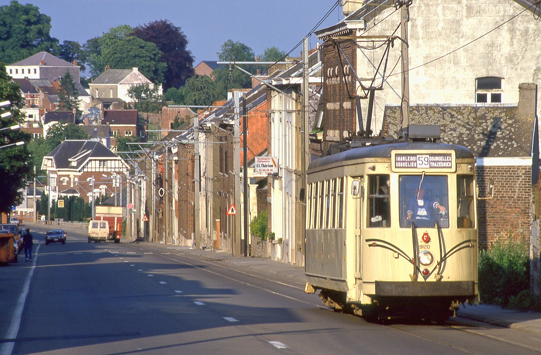 SNCV Tw 9120 verlsst Courcelles in Richtung Endstelle Trazegnies, 16.06.7987.