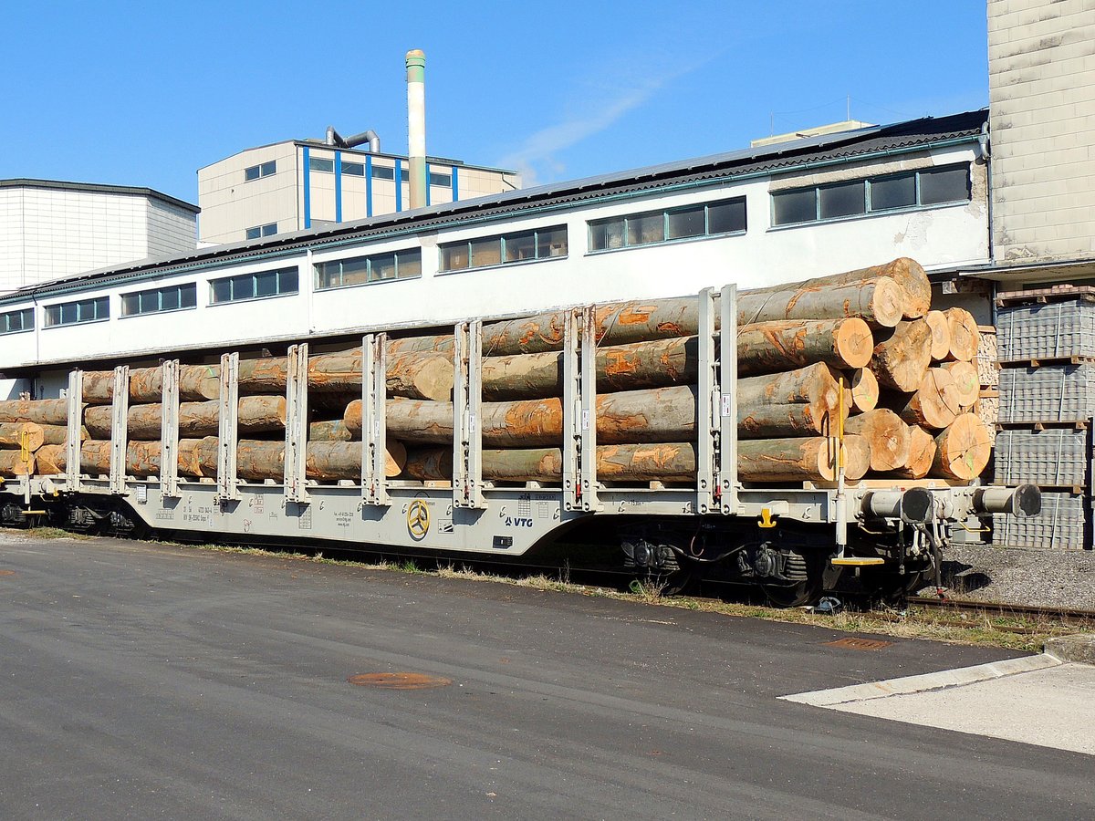 Snps 3156(SK-ZSSKC)4723043-4 ist mit Rundholz beladen, und wartet am Bhf. Ried auf die Entladung; 210330