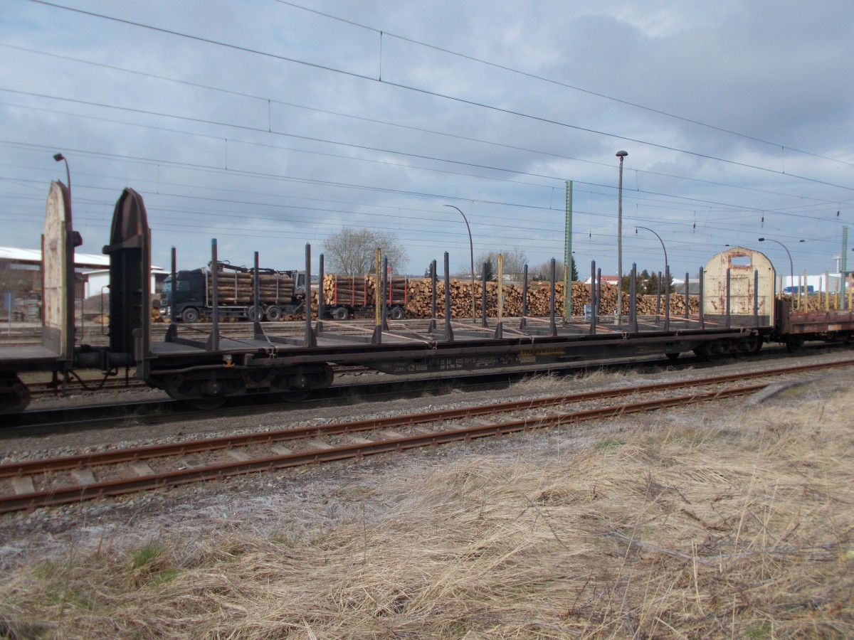 Snps 33 80 4725 113-1 holte,am 08.April 2015,das schon,auf der Ladestraße,bereit liegende Holz in Bergen/Rügen ab.