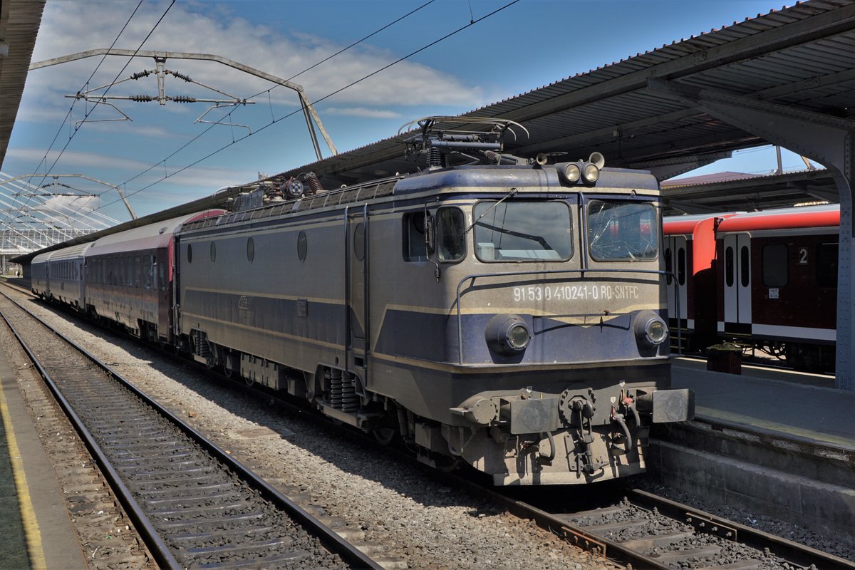 SNTFC 410 241 mit dem IR 1632 von Ploiesti West kurz nach der Ankunft im Bahnhof Bukarest Nord.
Die Fahrkartenkontrolle in den drei Wagen wurde mit vier Bediensteten durchgeführt.