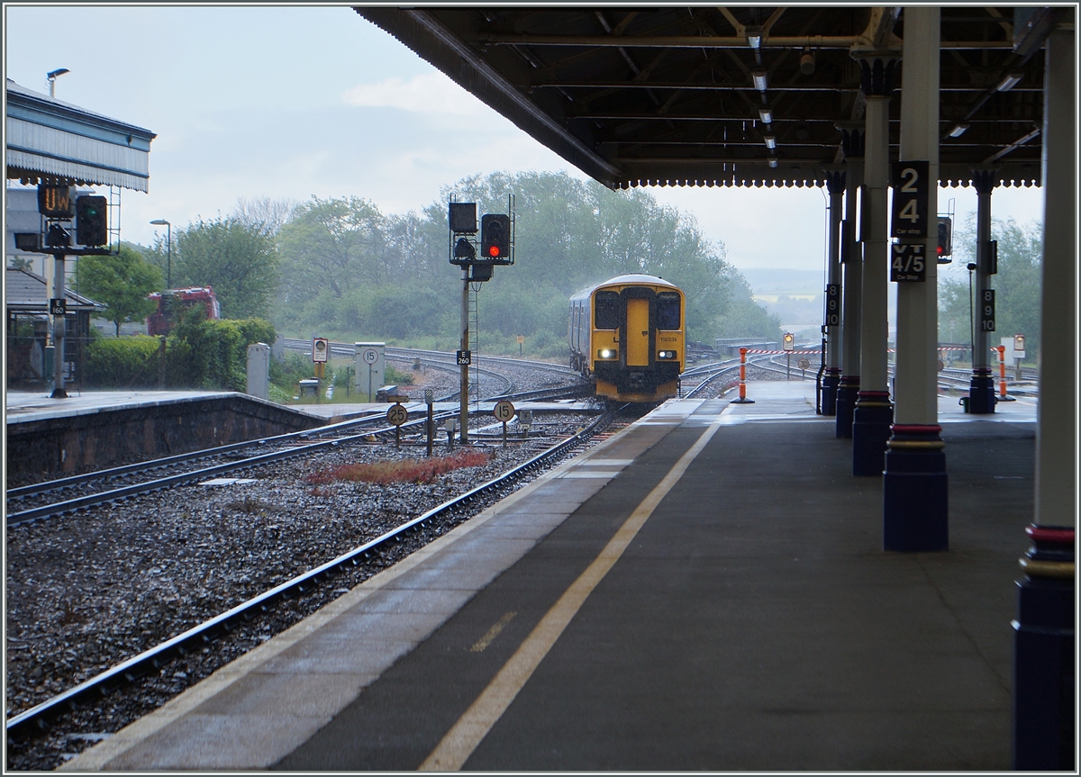 So abwechslungsreich das Wetter so die Züge: um 9.54 erreicht der First Great Western Dieseltriebzug 150 238 von Exmounth nach Paignton den Bahnhof Exeter St Davids. Der zwischenzeitlich aufgekommene Schauer ist schon wieder am abklingen.
12. Mai 2014