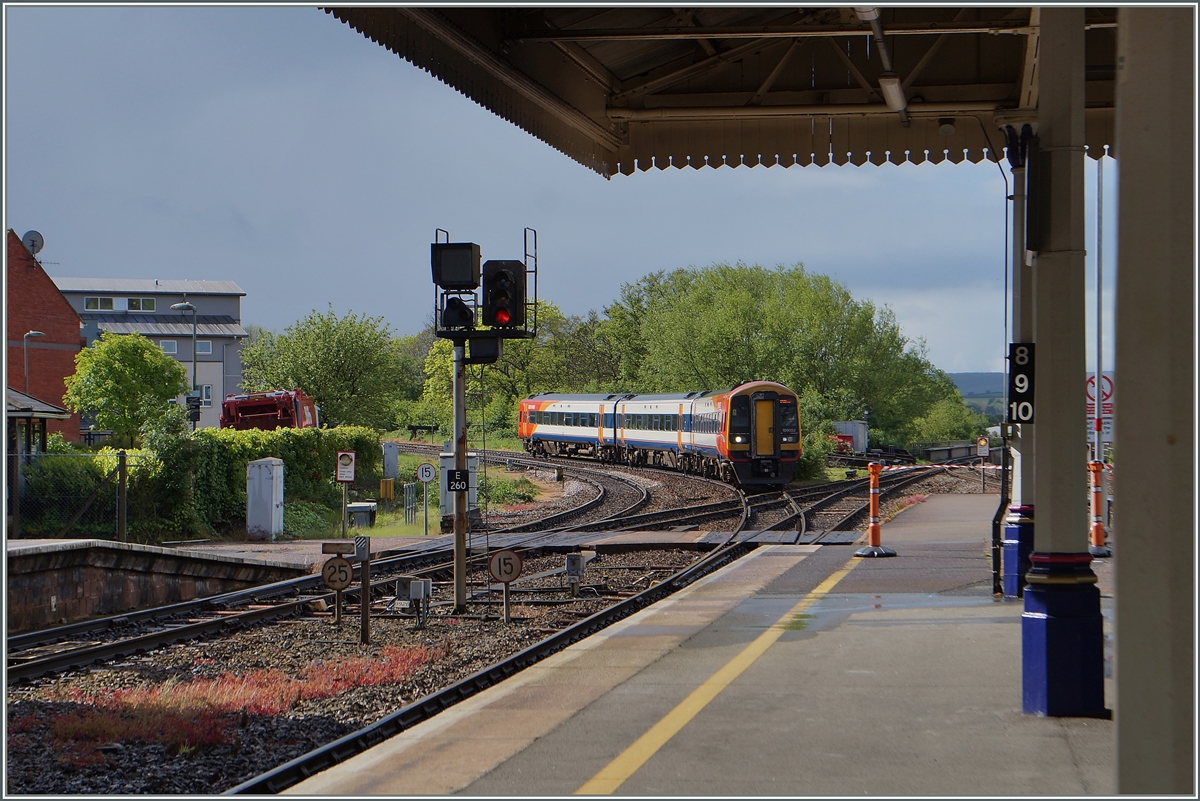 So abwechslungsreich das Wetter so die Züge: um 9.46 erreicht der Southwest Trains Dieseltriebzug 159 003 Exeter St Davids. Diese Züge bedienen die Strecke nach London Waterloo über Salisbury.
12. Mai 2014 