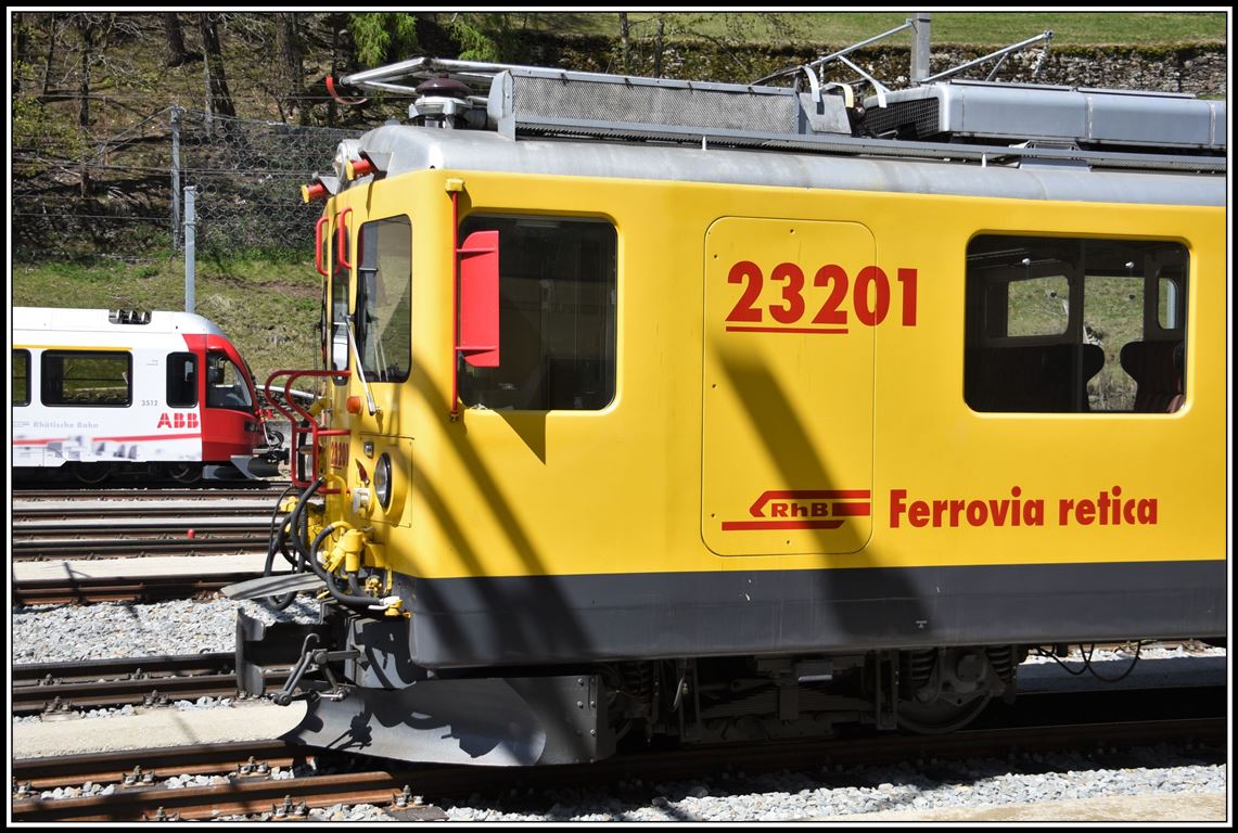 So ändern sich die Gesichter bei der RhB. ABe 8/12 3512 und Xe 4/4 23201 in Poschiavo. (01.05.2019)