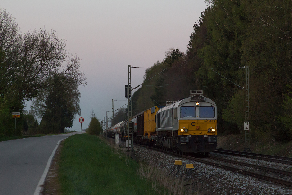 So allmählich kann man versuchen, abends um 20:10 Uhr wieder Bilder anzufertigen, wie dies mit der 247 051-6. Sie zog einen gemischten Güterzug von Mühldorf nach München Nord Rbf. (Poing, 21.04.17)