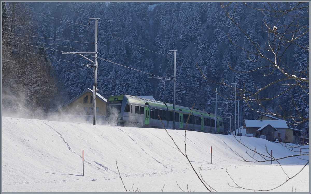 So als Erfrischung, ein Bild aus etwas kühleren Tagen: ein BLS RABe 535  Lötschberger  auf seiner Fahrt Richtung Luzern kurz nach Trubschachen.
6. Jan. 2017