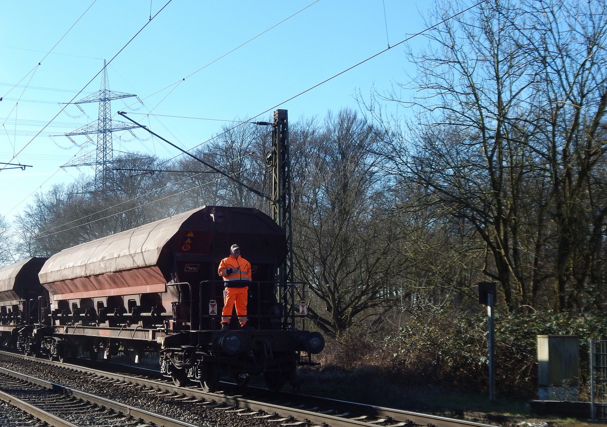 So angenehm kann arbeiten am Sonntag sein. Hier sieht man gerade einen Bahn Arbeiter beim Rangieren in Ratingen. 

Ratingen Lintdorf 08.03.2015