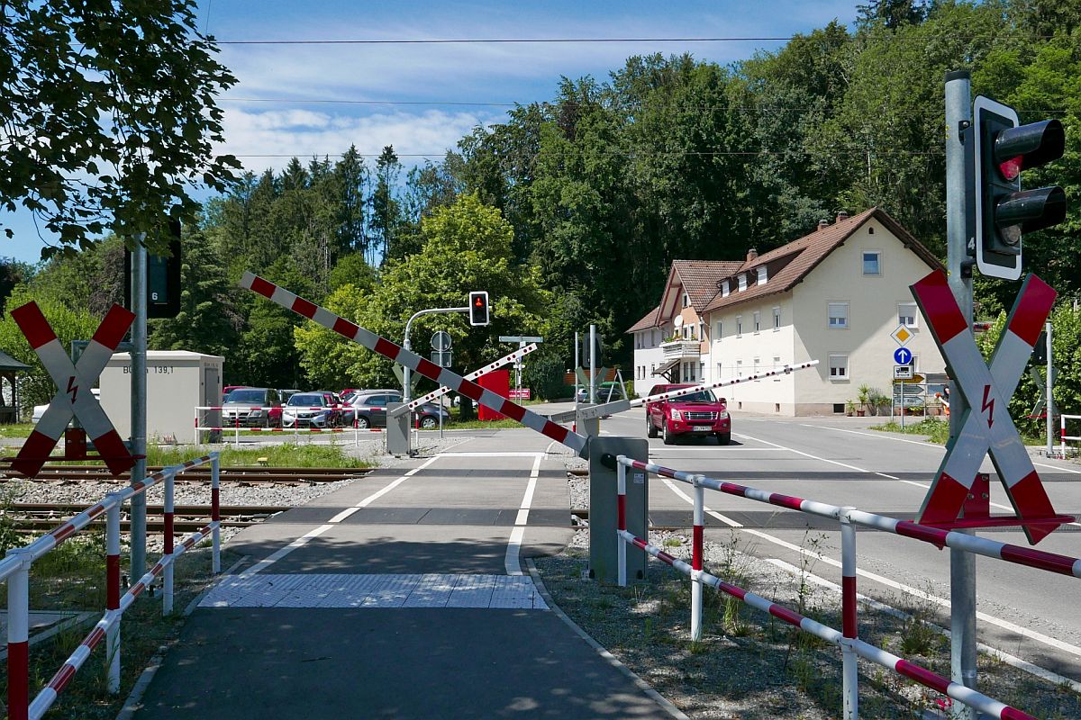 So auch noch nie gesehen. Am Bahnübergang in Schlachters befindet sich die Ampel für Fußgänger und Radfahrer nicht vor sondern hinter der Schranke auf der gegenüberliegenden Seite der Gleise (08.07.2020).