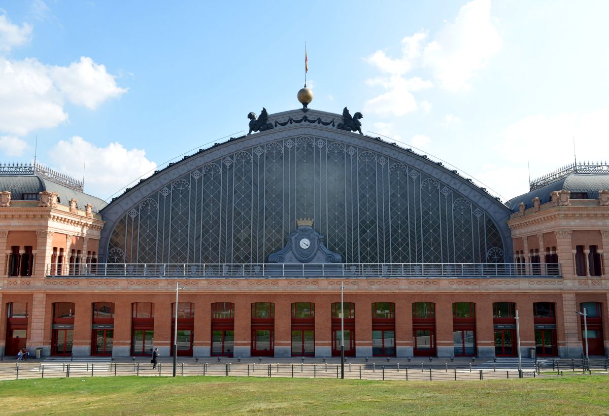So beeindruckend der neue Bahnhofsbau auch ist, der sich an die ehemalige Haupthalle anschließt: das alte Jugendstilgebäude, wo längst keine Züge mehr einfahren, ist einfach wunderschön!  Madrid Puerta de Atocha , 26.9.2014
