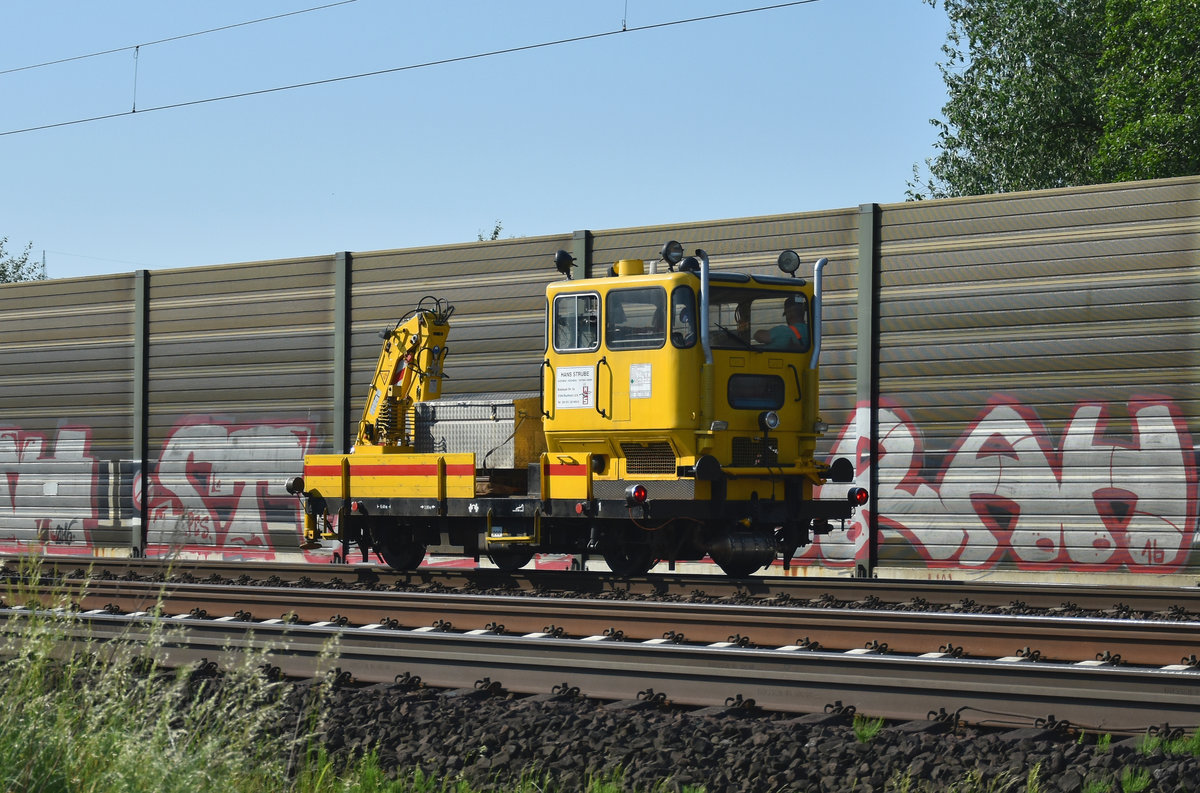 So blieb mir nur dieser Nachschuss eines Rottenkraftwagen Klv 53 der Hans Strube Gleisbau Hochbau Tiefbau GmbH, als sich ein ICE 1 sich davor schob. Unterwegs in Richtung Lüneburg
