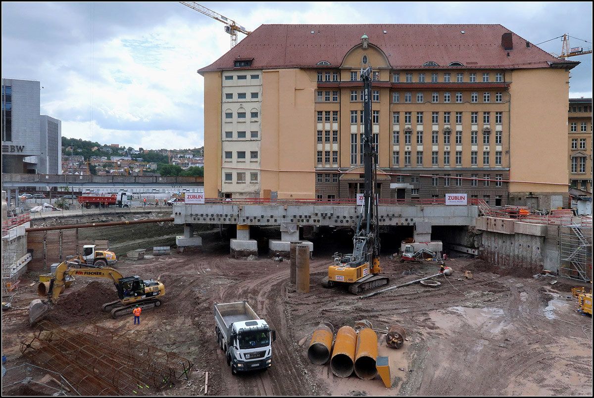 So, dann kann der Tunnel untendurch gegraben werden -

Die ehemalige Bahndirektion beim Hauptbahnhof Stuttgart steht jetzt auf Stützen, damit der Bahntunnel unter einem Teil des Gebäudes hindurch gegraben werden kann. Vier der acht Gleise des zukünftigen nördlichen Vorfeldes werden das Haus unterfahren.

28.07.2017 (M)