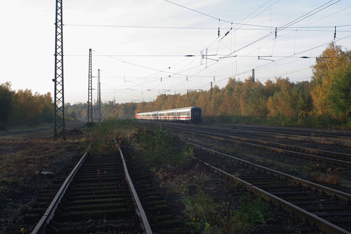 So ist das, wenn der Zug schneller kommt als man die Kamera parat hat. Nur noch ein Nachschuss war möglich, als am 30.10.2015 morgens um 8 Uhr 20 völlig überraschend ein Intercity durch Bochum-Riemke fuhr. Vermutlich ein Umleiter wegen der Stellwerksstörung in Mülheim, welcher so von Gelsenkirchen nach Dortmund umgeleitet wurde. Sonst fahren in Riemke nur Güterzüge sowie die Glückaufbahn von Abellio.