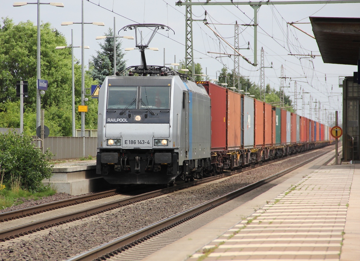 So ein Containerzug auf der mit Betonschwellen ausgerüsteten SFS kann ganz schön laut sein. 186 143-4 zog diesen aus Richtung Hannover kommend am 10.07.2013 durch Dedensen-Gümmer.