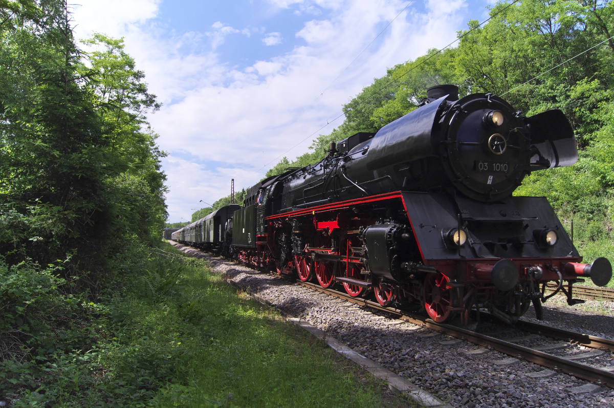 So ein Mist, da kommt die Fuhre aus der falschen Richtung. Leider hatten wir am 11.06.2017 etwas Pech mit dem Sonderzug mit 03 1010. Die Saarlandrundfahrt wurde kurzfristig andersherum gefahren, sodass wir total falsch standen. Aber auf den zweiten Blick ist das Foto gar nicht so schlecht geworden oder? 03 1010 mit Sonderzug Türkismühle - Saarbrücken - Türkismühle bei Schiffweiler. Bahnstrecke 3240 Saarbrücken - Wemmetsweiler - Neunkirchen Saar.