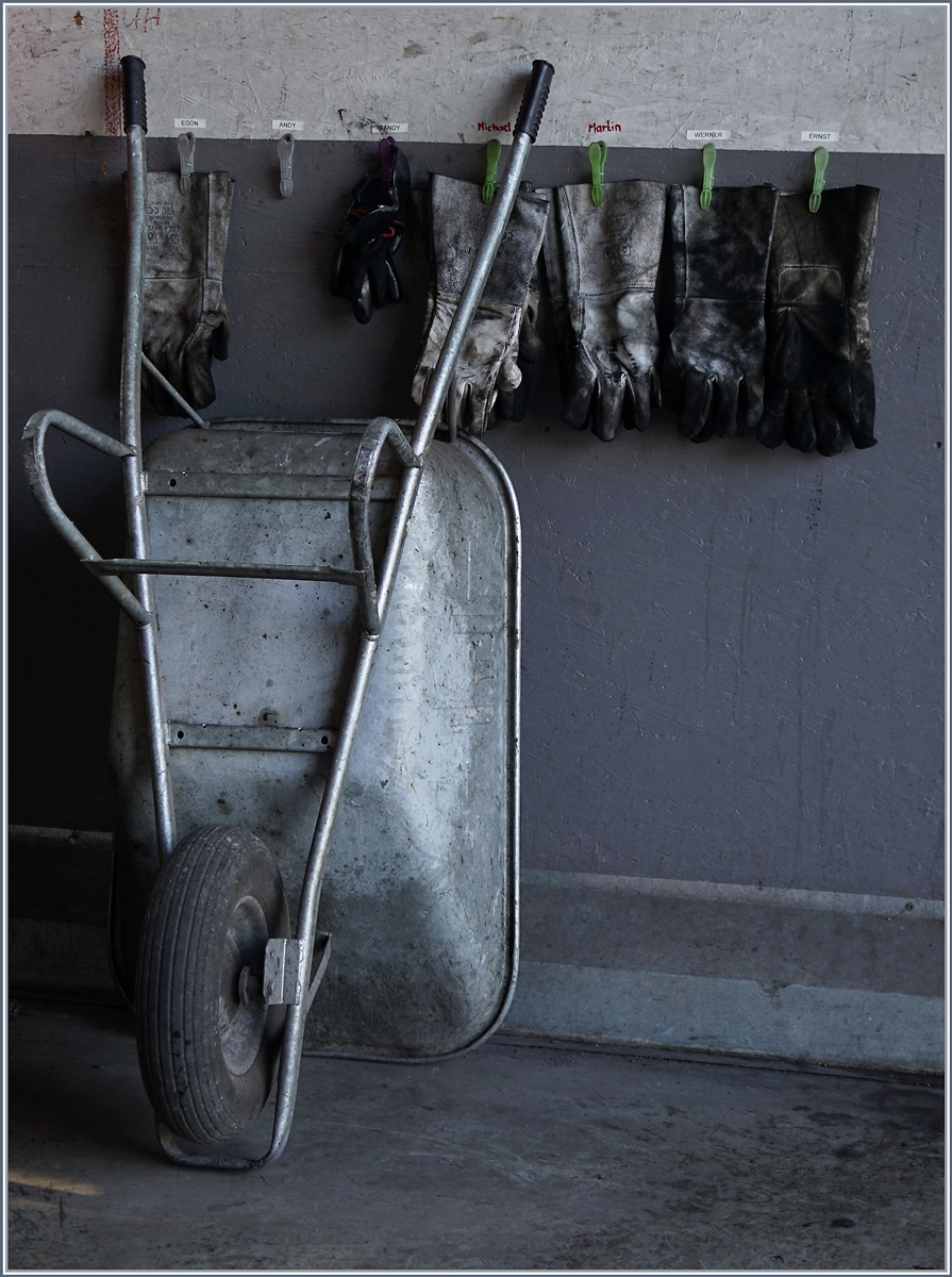 So ein (Museumsbahn)-Dampfbetrieb ist keine saubere Sache und will man sich nicht die Finger schmutzig machen, bzw. dieselben verbrennen, ist man gut beraten, Handschuhe zu tragen. Depot Bezau, den 10. Sept. 2016