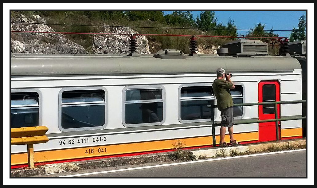 So entstanden die Fotos auf dem Damm von Lesendro am Skutarisee, eingeklemmt zwischen Bahn und stark befahrener Hauptstrasse. Mit dem Handy von meiner Frau festgehalten. (11.08.2014)