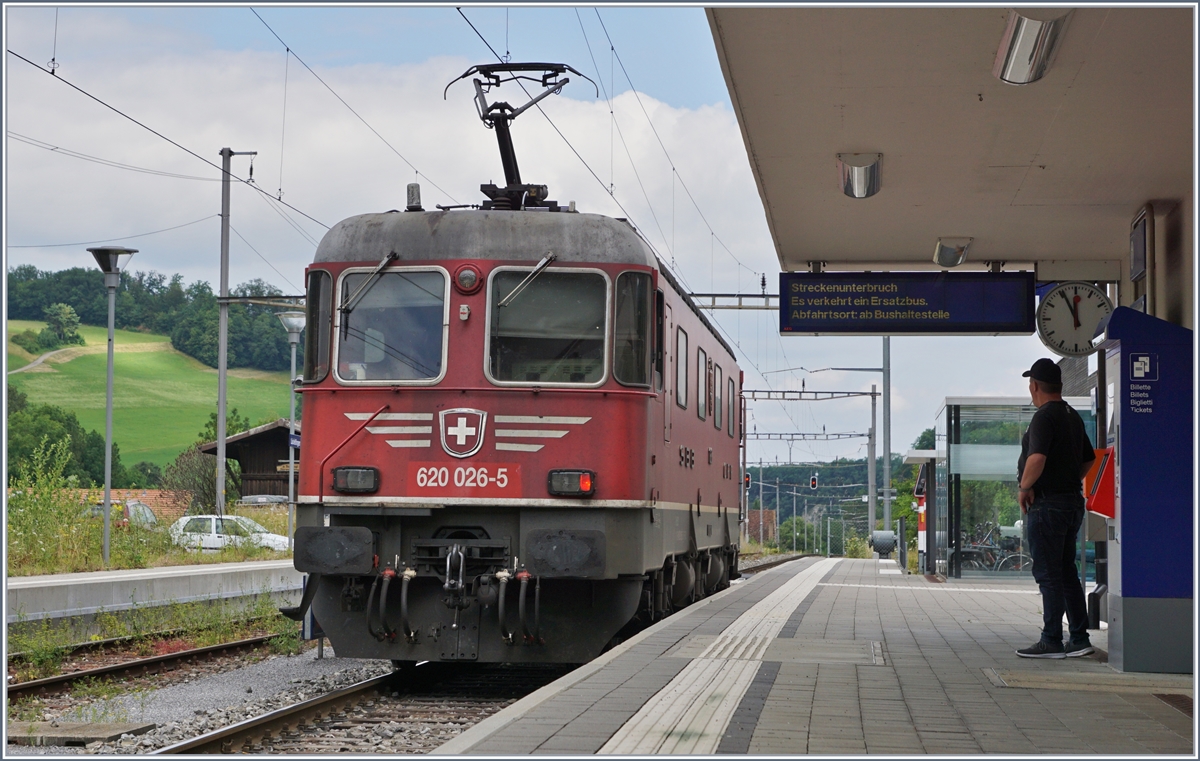 So ganz stimmt das nicht: Die Strecke ist nicht unterbrochen und es verkehrt nicht ein, sondern zwei Busse...
Derweil wartet die SBB Re 620 026-5 in Läufelfingen auf die Streckenfreigabe für die Weiterfahrt nach Sissach.

11. Juli 2018 
