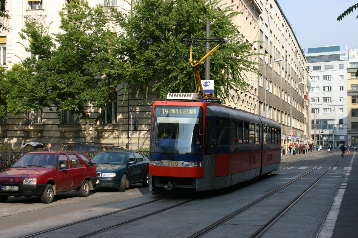 So geht es auch, wenn man aus  Alt mach Neu  machen will. Diese Tram hat
augenscheinlich nur ein neues Gesicht bekommen. Dahinter steckt alte Tatra Technik. Der Wagen 7110 ist hier am 30.5.2005 auf der Linie 14 in Bratislava unterwegs.