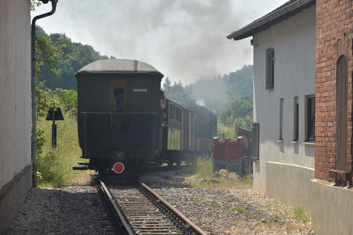 So und gleich noch den passenden Nachschuß auf den ersten Dampfzug des Fronleichnamtages 2017 der Neresheim in Richtung Sägmühle verlässt.
