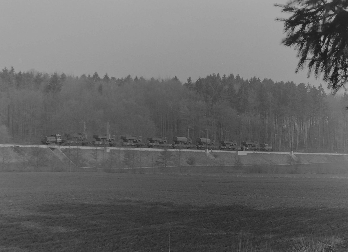 So habe mal wieder Post vom Rudolf Pavel bekommen und hier ist ein Bild vom 19.4.1979.
Zwei unbekannte Kf 332 bringen einen Militrzug bei Auerbach gen Hardheim, gestartet ist die Fuhre in Neckarelz und schlich dann ber Seckach seinem Ziel entgegen.
