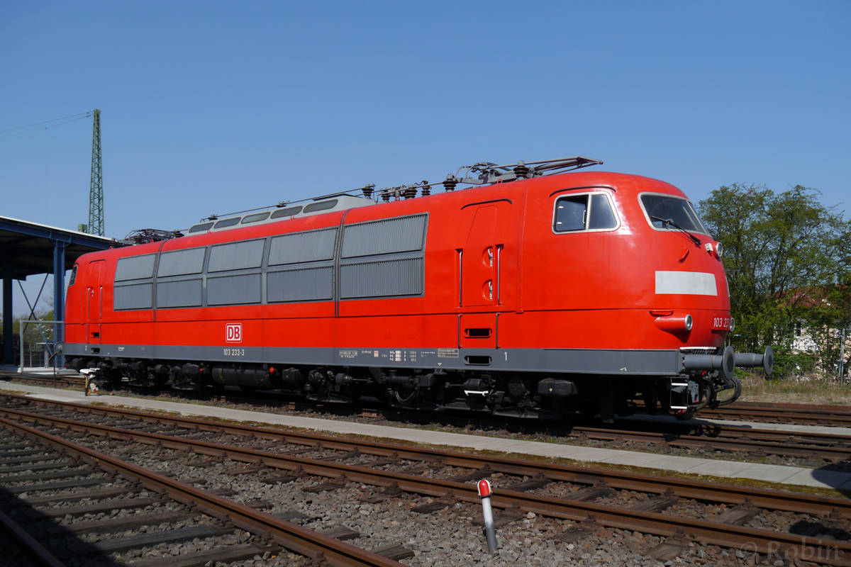 So hätte der heutige Fernverkehr aussehen können: Die in verkehrsrot lackierte 103 233-3 steht im DB Museum in Koblenz. 
(29.03.2014)