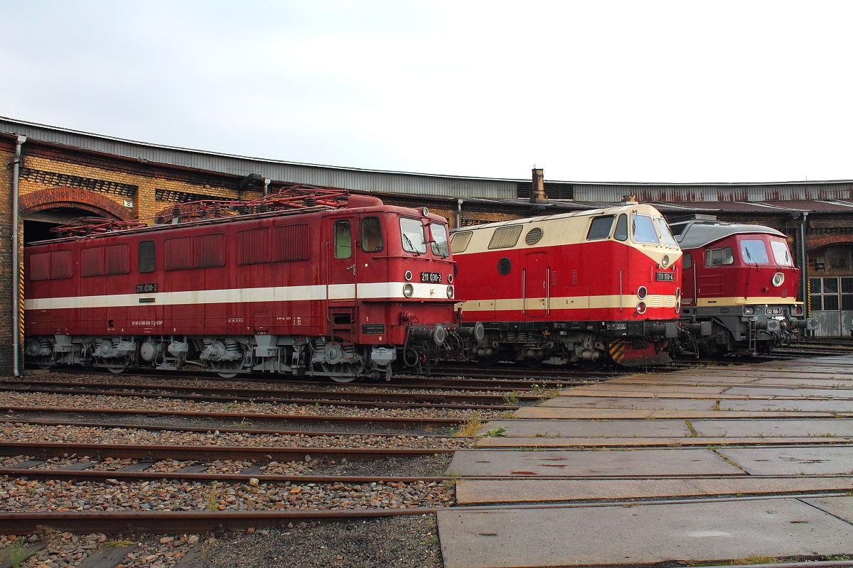 So hätte zu DR-Zeiten durchaus aussehen können..
Die 211 030-2 der EGP, die 118 158-3 der DLFB und die 232 204-0 der LEG vor dem Ringlokschuppen beim 13. Eisenbahnfest in Berlin-Schöneweide am 17.09.2016.
