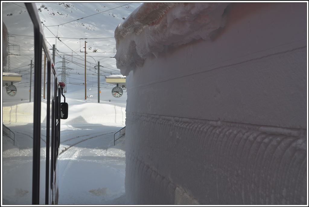 So hoch sind die Schneemauern bei der Station Bernina Lagalb. (22.02.2014)
