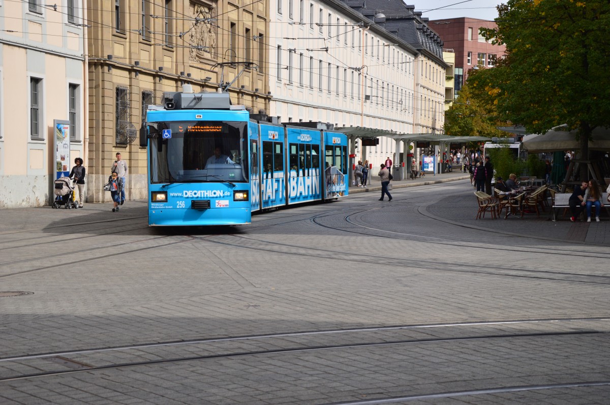 So jetzt habe ich auch mal einen Straßenbahnzug.....dieser schlängelt sich durch Würzburg. Hier biegt der Triebwagen von der Juliuspromenade in den Dominikanerplatz ein. Der Triebwagen 256 ist als Linie 5 nach Kottenbauer unterwegs. 15.9.2015