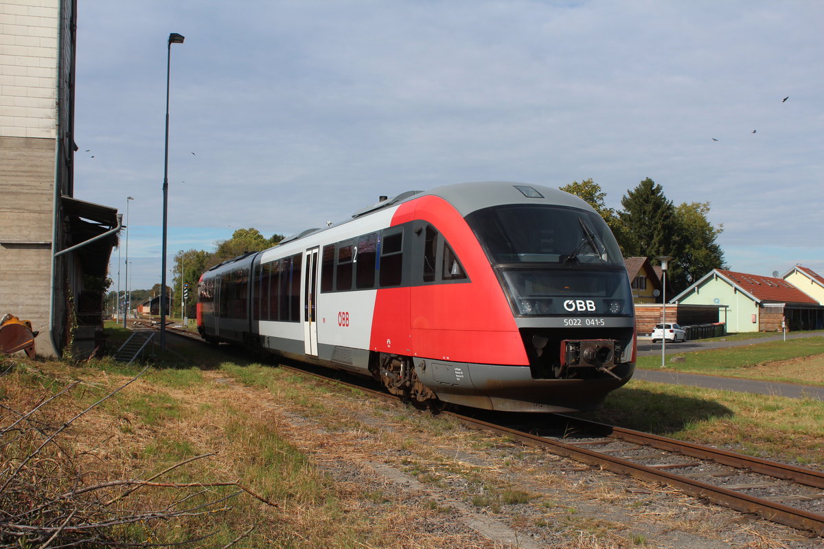 So könnte es aussehen wenn die Brücke über die Mur zwischen Bad Radkersburg und Gornja Radgona wieder aufgebaut würde. Ein 5022 als Regionalzug nach Gornja Radgona.

Hier zu sehen der 5022 041 als R4179 von Spielfeld-Straß nach Bad Radkersburg hier in Bad Radkersburg am Wendegleis zum Umstellen auf einen anderen Bahnsteig