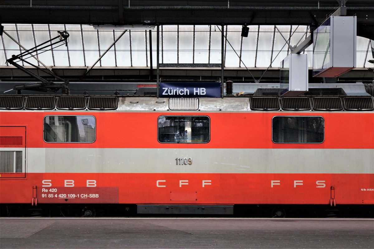 So konnte ich am 28. Dezember 2017 an einem Crèmeschnittenbild erfreuen: SBB Re 4/4 II Nr. 11109 ex Swiss Express im Hauptbahnhof Zürich. 