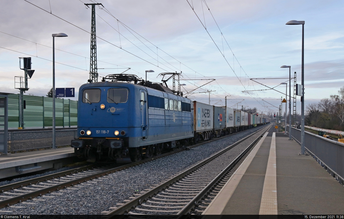 So langsam rollt auf dem umgebauten westlichen Zulauf des Knotens Halle (Saale) der Güterverkehr wieder an. Eine Konstante ist dabei der tägliche Containerzug von den Buna-Werken nach Hamburg-Süd, der wahlweise von 139ern, 140ern oder 151ern bespannt wird. Diesmal durchfährt er mit 151 118-7 den Hp Halle Rosengarten auf Gleis 1.

🧰 ENON Gesellschaft mbH & Co. KG, vermietet an die Eisenbahngesellschaft Potsdam mbH (EGP)
🚩 Bahnstrecke Halle–Hann. Münden (KBS 590)
🕓 15.12.2021 | 11:38 Uhr