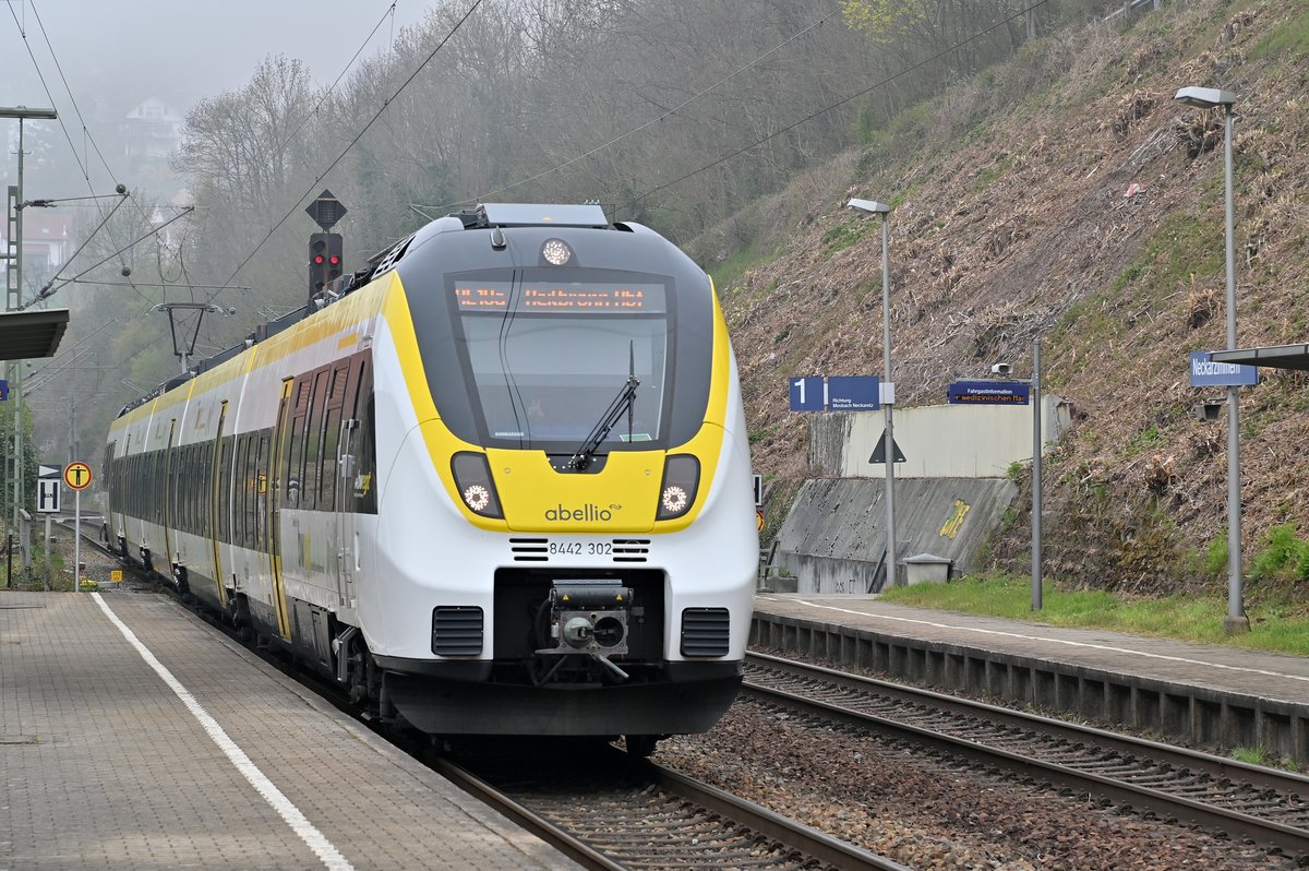 So langsam verzieht sich der Nebel am Morgen des 20. April 2021, als der Abellio Triebwagen 8442 302 als RE 10a durch Neckarzimmern nach Heilbronn gefahren kommt.