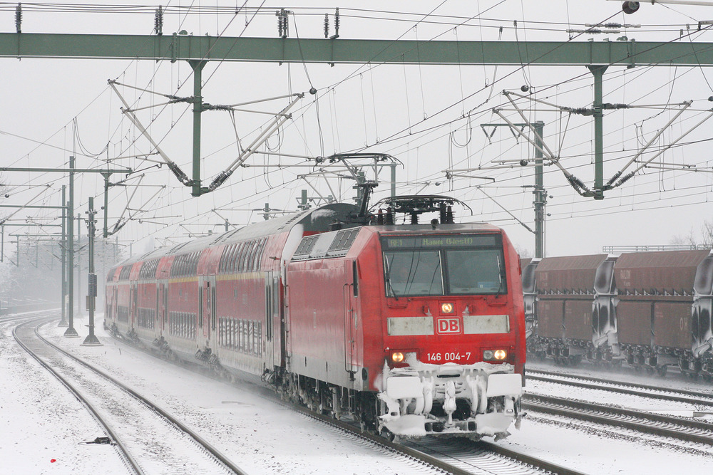 So muss ein Winter für mich aussehen...
146 004 erreicht mit dem RE 1 (Nordrhein-Westfalen-Express) am Haken den Bahnhof Köln-Ehrenfeld.
Aufgenommen am 14. Februar 2010.