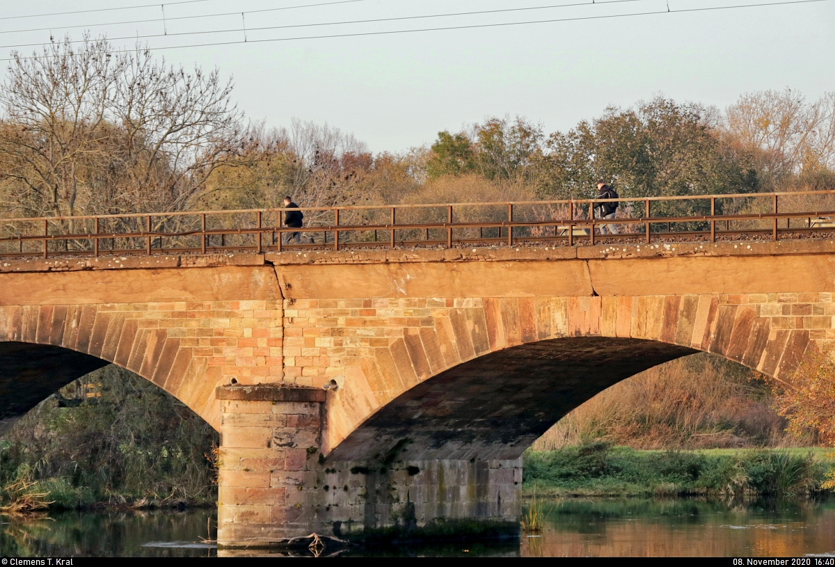 So nicht!
Diesen jugendlichen Leichtsinn durfte ich mir an der Saalebrücke in Halle-Wörmlitz live ansehen. Da die Beiden wohl eine Abkürzung nehmen wollten, rannten sie kurzerhand über die stark befahrene Brücke zur Angersdorfer Seite.
Das ist leider nicht der erste Fall, den ich dort beobachtete. In der Nähe hatte sich ein Fotograf einmal direkt an das Brückengeländer gestellt. Hier hätte ich beinahe die Polizei verständigt, es blieb aber bei einem Zuruf und einem Bild dieses Negativbeispiels. Ja, es ist mit riesigen Umwegen verbunden, die Saale in diesem Gebiet zu überqueren, aber keine Wegeersparnis der Welt sollte es wert sein, sein Leben zu riskieren. In diesem Fall gilt für alle unbefugte Personen, wie die S-Bahn Stuttgart so schön schreibt:
 Weg vom Gleis - oder es kracht! 

🚩 Bahnstrecke Halle–Hann. Münden (KBS 590)
🕓 8.11.2020 | 15:40 Uhr